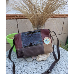 Bolso de piel legítima de autor con diseño patchwork en tonos burdeos, marrón y beige, detalles en relieve de cocodrilo.