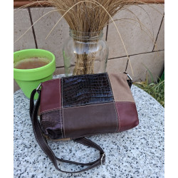 Parte posterior de un bolso artesanal de piel legítima Lisviv con diseño de cuadrantes combinados en marrón, burdeos y beige.