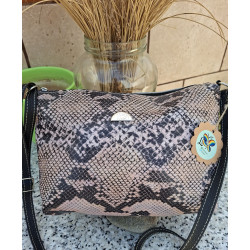 Primer plano frontal de un bolso de piel legítima de autor Lisviv con estampado efecto pitón en tonos beige y negro.