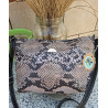Primer plano frontal de un bolso de piel legítima de autor Lisviv con estampado efecto pitón en tonos beige y negro.
