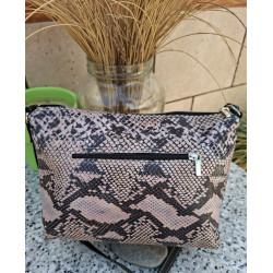 Vista posterior de un bolso de piel legítima de autor Lisviv con estampado de pitón en beige y negro.
