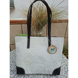 Vista frontal del bolso tote de piel de autor en color marfil con grabado de efecto relieve, asas negras pespuntes, lisviv.