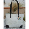 Vista frontal del bolso tote de piel de autor en color marfil con grabado de efecto relieve, asas negras pespuntes, lisviv.
