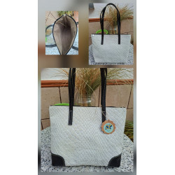 Bolso de hombro tipo tote piel de autor grabado efecto escamas color marfil y cantoneras negras, hecho a mano en España.