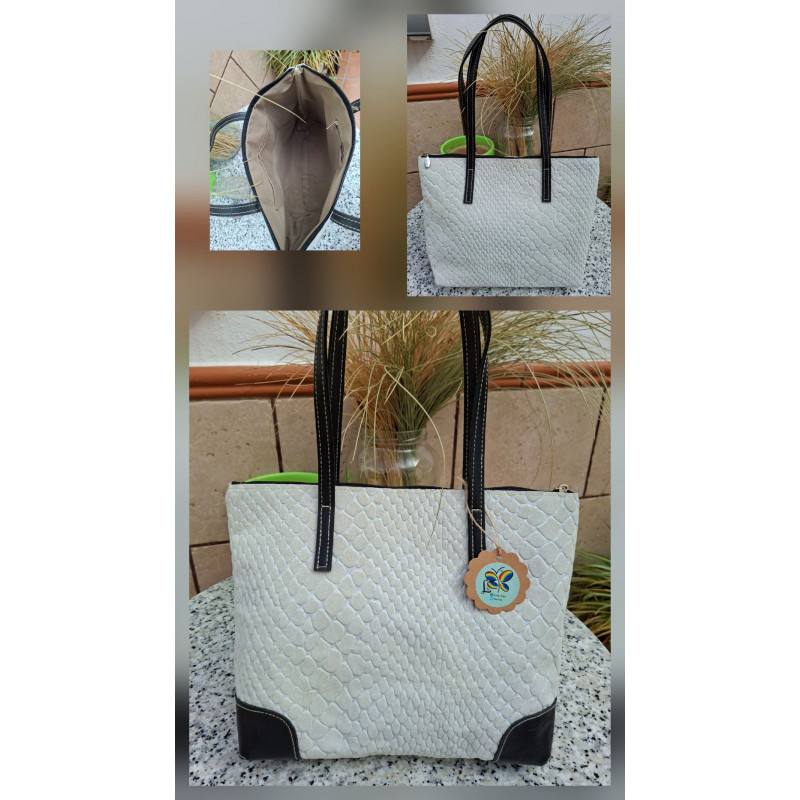 Bolso de hombro tipo tote piel de autor grabado efecto escamas color marfil y cantoneras negras, hecho a mano en España.