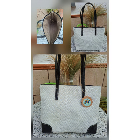 Bolso de hombro tipo tote piel de autor grabado efecto escamas color marfil y cantoneras negras, hecho a mano en España.
