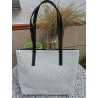 Vista trasera del bolso tote de piel marfil grabado hecho a mano en España.