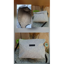 Bolso bandolera de piel de autor con grabado efecto pitón en color blanco y gris claro, hecho a mano en España.
