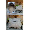 Bolso bandolera de piel de autor con grabado efecto pitón en color blanco y gris claro, hecho a mano en España.