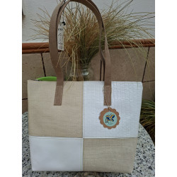 Vista frontal del bolso tote de piel de autor con diseño en cuatro cuadrantes combinados en blanco y beige.