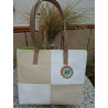 Vista frontal del bolso tote de piel de autor con diseño en cuatro cuadrantes combinados en blanco y beige.