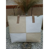 Vista posterior del bolso tote de piel de autor con patrón geométrico cruzado en tonos beige y blanco con costuras artesanales.