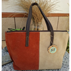Vista frontal del bolso tote de autor en piel de ante bicolor terracota y beige, con asas de cuero marrón marca lisviv.