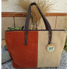 Vista frontal del bolso tote de autor en piel de ante bicolor terracota y beige, con asas de cuero marrón marca lisviv.