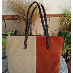 Vista trasera del bolso de hombro tipo tote en piel de ante bloques invertidos color beige teja, asas marrones cierre cremallera