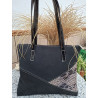 Vista trasera bolso de hombro tipo tote en piel negra texturizada con inserción angular de grabado efecto pitón.
