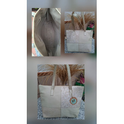 Composición bolso tote de autor en piel marfil con diseño patchwork en cuatro cuadrantes, detalles metalizados interior forrado.