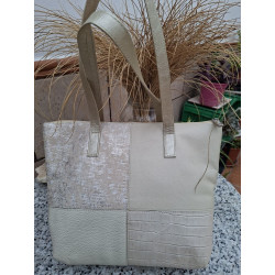 Vista trasera bolso hombro tipo tote piel marfil con cuadrantes invertidos texturas cocodrilo, metalizado brillante.