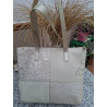 Vista trasera bolso hombro tipo tote piel marfil con cuadrantes invertidos texturas cocodrilo, metalizado brillante.