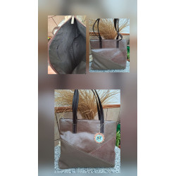 Composición de bolso tote de autor en piel marrón con diseño asimétrico combinando paneles grabados, lisos e interior forrado.