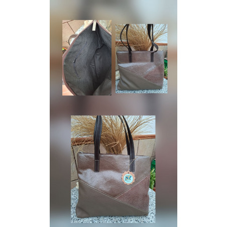 Composición de bolso tote de autor en piel marrón con diseño asimétrico combinando paneles grabados, lisos e interior forrado.