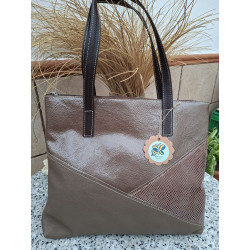 Vista frente bolso hombro tote piel marrón diseño asimétrico tres bloques con acabados acharolados grano fino y grabado pitón.