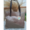 Vista frente bolso hombro tote piel marrón diseño asimétrico tres bloques con acabados acharolados grano fino y grabado pitón.