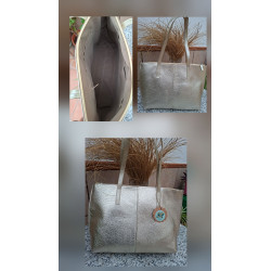 Composición bolso tote autor en piel metalizada dorada textura granulada, asas hombro e interior forrado hecho a mano en España.