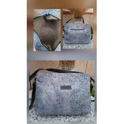 Composición bolso bandolera de autor piel gris grabado efecto craquelado, correa negra e interior forrado, hecho mano España.