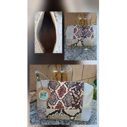 Bolso artesanal de piel Lisviv con diseño patchwork grabado de serpiente en tonos gris, beige y granate.