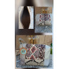 Bolso artesanal de piel Lisviv con diseño patchwork grabado de serpiente en tonos gris, beige y granate.