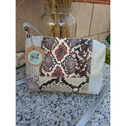 Vista frontal de bolso de piel de autor Lisviv con texturas de pitón y acabados artesanales.