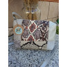 Vista frontal de bolso de piel de autor Lisviv con texturas de pitón y acabados artesanales.