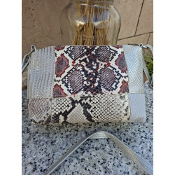 Parte posterior de bandolera Lisviv en piel legítima patchwork con grabados de pitón y costuras artesanales.
