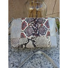 Parte posterior de bandolera Lisviv en piel legítima patchwork con grabados de pitón y costuras artesanales.