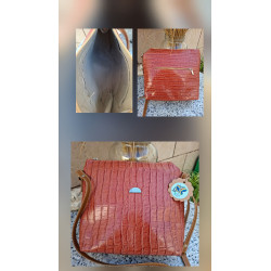 Bolso artesanal de piel legítima Lisviv con grabado de cocodrilo en color marrón teja y herrajes metálicos.