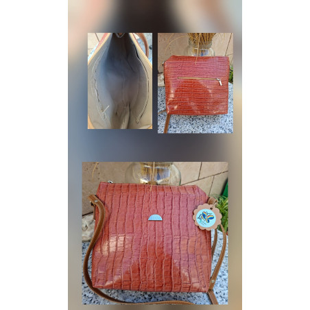 Bolso artesanal de piel legítima Lisviv con grabado de cocodrilo en color marrón teja y herrajes metálicos.