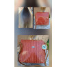 Bolso artesanal de piel legítima Lisviv con grabado de cocodrilo en color marrón teja y herrajes metálicos.