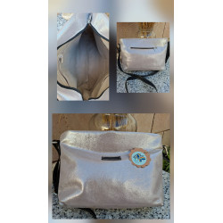 Bolso artesanal de piel metalizada Lisviv en color platino con detalles en negro y herrajes plateados.