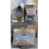Bolso artesanal de piel metalizada Lisviv en color platino con detalles en negro y herrajes plateados.