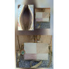 Bolso artesanal de piel Lisviv con diseño de bloques en color blanco, nude rosado y beige con grabado de cocodrilo.