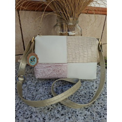 Detalle frontal de bolso bandolera Lisviv en piel patchwork blanca y nude con texturas de cocodrilo.