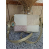 Detalle frontal de bolso bandolera Lisviv en piel patchwork blanca y nude con texturas de cocodrilo.