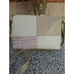 Vista trasera en plano medio de bolso bandolera Lisviv en piel legítima patchwork blanca y nude.