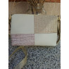 Vista trasera en plano medio de bolso bandolera Lisviv en piel legítima patchwork blanca y nude.