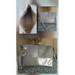 Bolso artesanal de piel Lisviv con diseño de bloques en color gris y plata metalizada con grabado de cocodrilo.