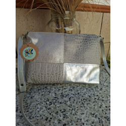 Detalle frontal de bolso bandolera Lisviv en piel legítima con bloques gris perla y plata metalizada.