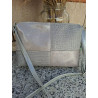 Vista trasera en plano medio de bolso bandolera Lisviv en piel patchwork color plata metalizada y gris.