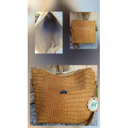 Bolso artesanal Lisviv de piel legítima color mostaza con grabado en relieve de cocodrilo y herrajes metálicos.