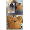 Bolso artesanal Lisviv de piel legítima color mostaza con grabado en relieve de cocodrilo y herrajes metálicos.